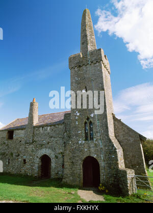 La tour ouest de l'église St Illtud, l'île de Caldey, avec sa flèche en pierre date du C12th Norman prieuré bénédictin. Banque D'Images