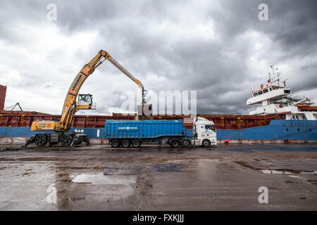 Navires étant déchargé au port de Grangemouth Banque D'Images