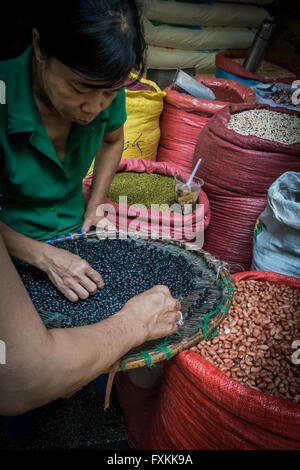 L'échantillonnage de personnes dans les haricots, le marché Binh Tay Ho Chi Minh City, Vietnam Banque D'Images