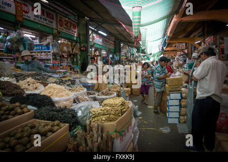 À l'intérieur du marché Binh Tay, Ho Chi Minh City, Vietnam Banque D'Images