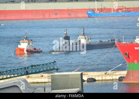 Gibraltar - 16 avril 2016 - US Navy un sous-marin nucléaire de la classe Ohio est arrivé à la base navale britannique à Gibraltar. Le sous-marin devrait rester à la Z-berth pour seulement une courte période de deux heures avant son départ selon des sources bien informées. Crédit : Stephen Ignacio/Alamy Live News Banque D'Images