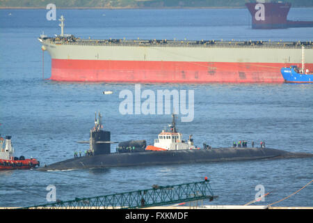 Gibraltar - 16 avril 2016 - US Navy un sous-marin nucléaire de la classe Ohio est arrivé à la base navale britannique à Gibraltar. Le sous-marin devrait rester à la Z-berth pour seulement une courte période de deux heures avant son départ selon des sources bien informées. Crédit : Stephen Ignacio/Alamy Live News Banque D'Images