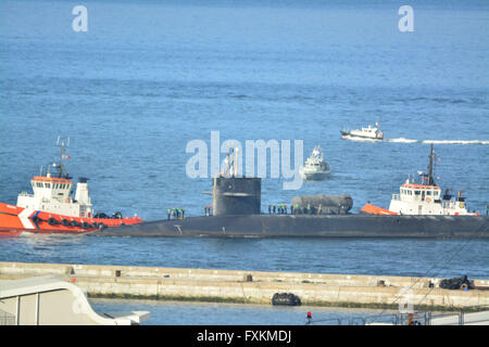 Gibraltar - 16 avril 2016 - US Navy un sous-marin nucléaire de la classe Ohio est arrivé à la base navale britannique à Gibraltar. Le sous-marin devrait rester à la Z-berth pour seulement une courte période de deux heures avant son départ selon des sources bien informées. Crédit : Stephen Ignacio/Alamy Live News Banque D'Images