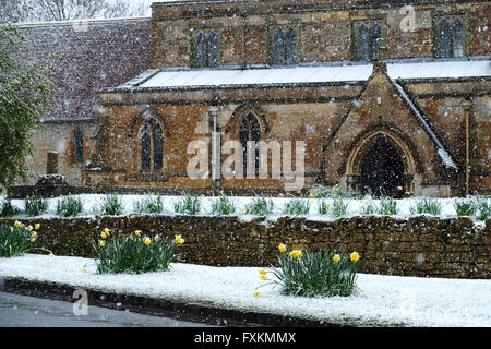 Quinton inférieur près de Stratford-upon-Avon, Warwickshire, Angleterre, Royaume-Uni ; 16 avril 2016. Météo britannique. La neige en bas Quinton près de Stratford-upon-Avon, Warwickshire, Angleterre, Royaume-Uni ; 16 avril 2016. Crédit : Andrew Lockie / Alamy Live News Banque D'Images