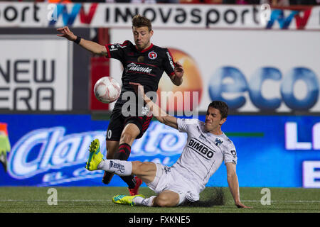 Tijuana, au Mexique. Apr 15, 2016. Xolos' Paul Arriola (arrière) convoite la la balle contre Hiram Mier De Monterrey au match de la journée 14 du tournoi de clôture du championnat MX, tenue à la Caliente stade dans la ville de Tijuana, au nord-est du Mexique, le 15 avril 2016. Monterrey a gagné 2-1. © Guillermo Arias/Xinhua/Alamy Live News Banque D'Images