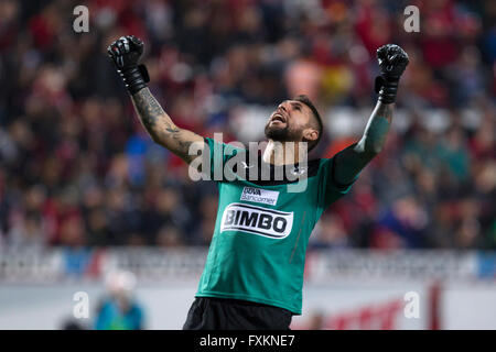 Tijuana, au Mexique. Apr 15, 2016. Gardien du Monterrey Jonathan Orozco célèbre après que son coéquipier a marqué pendant le match de la journée 14 du tournoi de clôture du championnat MX contre Xolos, tenue à la Caliente stade dans la ville de Tijuana, au nord-est du Mexique, le 15 avril 2016. Monterrey a gagné 2-1. © Guillermo Arias/Xinhua/Alamy Live News Banque D'Images