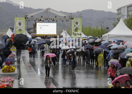 Séoul, Corée du Sud. Apr 16, 2016. Les gens visitent un carré comme Sewol le Gwanghwamoon à fleurs de Séoul, Corée du Sud. Des milliers de Coréens du Sud le samedi a participé à l'échelle nationale pour les événements commémoratifs de plus de 300 personnes qui sont mortes dans un ferry disaster il y a deux ans qui a profondément ébranlé le pays. Il Ryu Seung © ZUMA/wire/Alamy Live News Banque D'Images