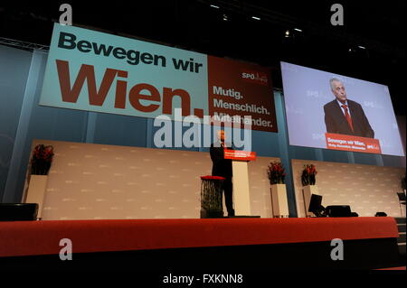 Vienne, Autriche. 16th avril 2016. Parti d'État SPÖ (Parti social-démocrate Autriche) à Vienne. Le candidat à la présidence fédérale Rudolf Hundstorfer tient un discours à la convention d'état du Parti social-démocrate Autriche. Crédit : Franz PERC/Alay Live News Banque D'Images