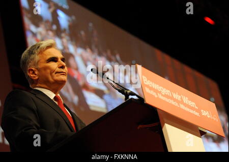 Vienne, Autriche. 16th avril 2016. Parti d'État SPÖ (Parti social-démocrate Autriche) à Vienne. Le chancelier Werner Faymann prononce un discours lors de la convention d'État du Parti social-démocrate autrichien. Crédit : Franz PERC/Alay Live News Banque D'Images