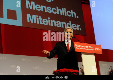 Vienne, Autriche. 16th avril 2016. Parti d'État SPÖ (Parti social-démocrate Autriche) à Vienne. Le chancelier Werner Faymann prononce un discours lors de la convention d'État du Parti social-démocrate autrichien. Crédit : Franz PERC/Alay Live News Banque D'Images