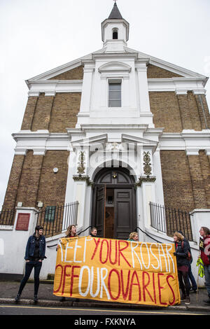 Londres, Royaume-Uni. 16 avril, 2016. De militants anti-capitalistes, féministes et des groupes LGBT tenir un "homme" de protestation devant l'église St François d'assise à Stratford. Ils protestaient contre l'intimidation des femmes récemment en dehors d'une clinique d'avortement par les anti-avortement et un projet de mars par eux de l'église à la clinique d'avortement. Credit : Mark Kerrison/Alamy Live News Banque D'Images