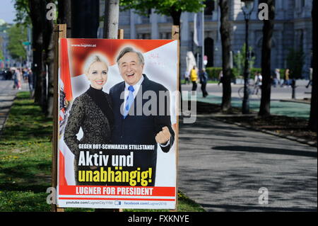 Vienne, Autriche. Apr 16, 2016. Des affiches électorales du candidat présidentiel autrichien Richard Lugner avec sa femme Cathy Schmitz à Vienne. Richard Lugner candidat comme candidat indépendant pour le président, les élections en Autriche. © Franz Perc/Alamy Live News Banque D'Images