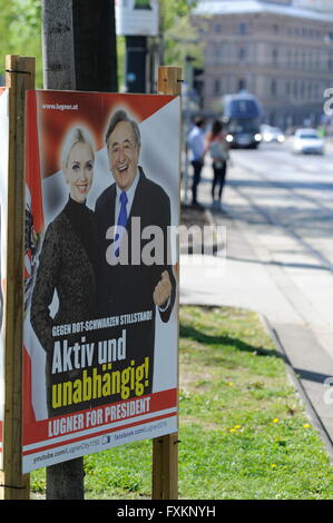 Vienne, Autriche. Apr 16, 2016. Des affiches électorales du candidat présidentiel autrichien Richard Lugner avec sa femme Cathy Schmitz à Vienne. Richard Lugner candidat comme candidat indépendant pour le président, les élections en Autriche. © Franz Perc/Alamy Live News Banque D'Images