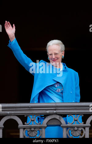 Le Palais d'Amalienborg, le Danemark. Apr 16, 2016. La reine Margrethe pendant le 76e anniversaire de la Reine Margrethe sur le balcon de palais d'Amalienborg, Danemark, 16 avril 2016. Photo : Patrick van Katwijk/ POINT DE VUE - PAS DE FIL - SERVICE/dpa/Alamy Live News Banque D'Images