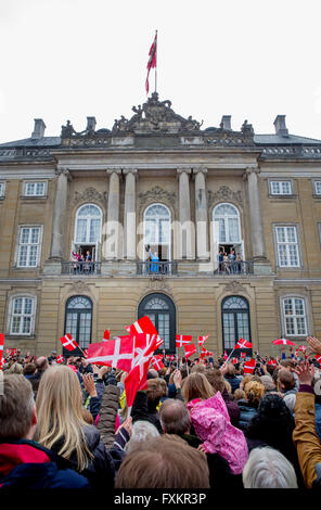 Le Palais d'Amalienborg, le Danemark. Apr 16, 2016. Au cours de l'atmosphère de célébration du 76e anniversaire de la Reine Margrethe sur le balcon de palais d'Amalienborg, Danemark, 16 avril 2016. Photo : Patrick van Katwijk/ POINT DE VUE - PAS DE FIL - SERVICE/dpa/Alamy Live News Banque D'Images