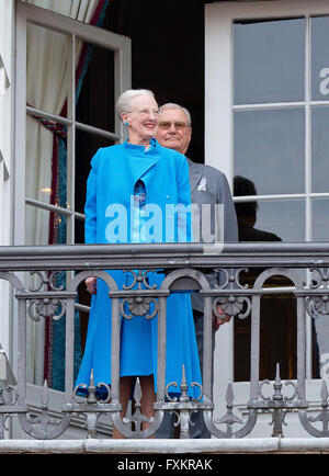 Le Palais d'Amalienborg, le Danemark. Apr 16, 2016. La reine Margrethe et le Prince Henrik de Danemark au cours de la 76e anniversaire de la Reine Margrethe sur le balcon de palais d'Amalienborg, Danemark, 16 avril 2016. Photo : Albert Nieboer/pre/ - AUCUN FIL - SERVICE/dpa/Alamy Live News Banque D'Images