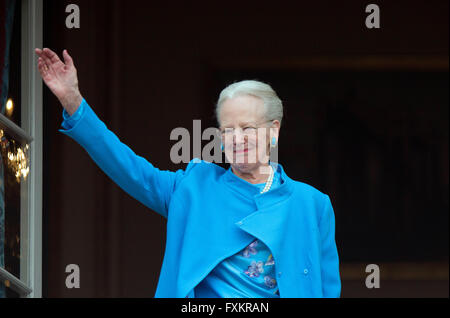 Le Palais d'Amalienborg, le Danemark. Apr 16, 2016. La reine Margrethe du Danemark au cours de la 76e anniversaire de la Reine Margrethe sur le balcon de palais d'Amalienborg, Danemark, 16 avril 2016. Photo : Albert Nieboer/pre/ - AUCUN FIL - SERVICE/dpa/Alamy Live News Banque D'Images