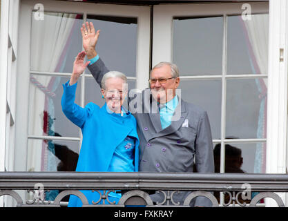 Le Palais d'Amalienborg, le Danemark. Apr 16, 2016. La reine Margrethe et le Prince Henrik de Danemark au cours de la 76e anniversaire de la Reine Margrethe sur le balcon de palais d'Amalienborg, Danemark, 16 avril 2016. Photo : Albert Nieboer/pre/ - AUCUN FIL - SERVICE/dpa/Alamy Live News Banque D'Images