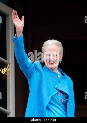 Le Palais d'Amalienborg, le Danemark. Apr 16, 2016. La reine Margrethe du Danemark au cours de la 76e anniversaire de la Reine Margrethe sur le balcon de palais d'Amalienborg, Danemark, 16 avril 2016. Photo : Albert Nieboer/pre/ - AUCUN FIL - SERVICE/dpa/Alamy Live News Banque D'Images