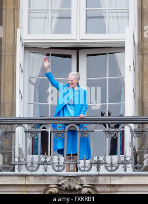 Le Palais d'Amalienborg, le Danemark. Apr 16, 2016. La reine Margrethe du Danemark au cours de la 76e anniversaire de la Reine Margrethe sur le balcon de palais d'Amalienborg, Danemark, 16 avril 2016. Photo : Albert Nieboer/pre/ - AUCUN FIL - SERVICE/dpa/Alamy Live News Banque D'Images