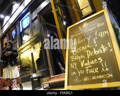 New York, USA. 14 avr, 2016. Un signe en face de la 'Banter', un bar dans le quartier de Williamsburg, annonce la projection publique du débat entre Hillary Clinton und Bernie Sanders, à New York, USA, 14 avril 2016. Photo : Johannes Schmitt-Tegge/dpa/Alamy Live News Banque D'Images