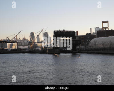 Vue sur le Brooklyn Navy Yard à New York, 14 avril 2016. Le dernier débat démocratique entre Clinton et Sanders ont eu lieu ici. Photo : Johannes Schmitt-Tegge/dpa Banque D'Images