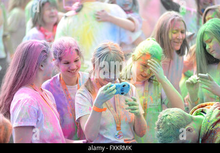 Weymouth, Dorset, UK, 16 avril 2016. Glissières de prendre part à l'Weldmar Hospicecare Color Run 2016 à Weymouth, Dorset. La Color Run, également connu sous le nom de 5k le plus heureux de la planète, est une course unique où les coureurs sont compte tenu de couleur de peinture pour jeter sur l'autre, la création d'une couleur spectaculaire. @ David Partridge / Alamy Live News Banque D'Images
