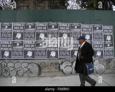 New York City, USA. 14 avr, 2016. Un homme passe devant un mur plâtré avec des affiches qui lisez 'Donald, vous êtes un idiot' près de la Brooklyn Navy Yard à New York City, USA, 14 avril 2016. Le dernier débat démocratique entre Clinton et Sanders a eu lieu à la Navy Yard. Photo : Johannes Schmitt-Tegge/dpa/Alamy Live News Banque D'Images