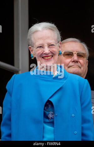 Le Palais d'Amalienborg, le Danemark. Apr 16, 2016. La reine Margrethe du Danemark au cours de la 76e anniversaire de la Reine Margrethe sur le balcon de palais d'Amalienborg, Danemark, 16 avril 2016. Photo : Albert Nieboer/pre/ - AUCUN FIL - SERVICE/dpa/Alamy Live News Banque D'Images