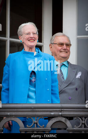 Le Palais d'Amalienborg, le Danemark. Apr 16, 2016. La reine Margrethe et le Prince Henrik de Danemark au cours de la 76e anniversaire de la Reine Margrethe sur le balcon de palais d'Amalienborg, Danemark, 16 avril 2016. Photo : Albert Nieboer/pre/ - AUCUN FIL - SERVICE/dpa/Alamy Live News Banque D'Images