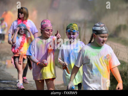 Weymouth, Dorset, UK, 16 avril 2016. Enfants participant à l'Weldmar Hospicecare Color Run 2016 à Weymouth, Dorset. La Color Run, également connu sous le nom de 5k le plus heureux de la planète, est une course unique où les coureurs sont compte tenu de couleur de peinture pour jeter sur l'autre, la création d'une couleur spectaculaire. @ David Partridge / Alamy Live News Banque D'Images