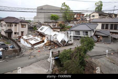 La préfecture de Kumamoto Kumamoto, au sud-ouest du Japon. Apr 16, 2016. Les maisons sont détruites par le tremblement de terre dans la préfecture de Kumamoto, Mashiki au sud-ouest du Japon, le 16 avril 2016. Au moins 22 personnes ont été confirmées décédées après un séisme de magnitude 7,3 a secoué le sud-ouest du Japon Préfecture Kumamoto le samedi, ce qui porte le nombre total de personnes tuées depuis le jeudi à 31. Credit : Liu Tian/Xinhua/Alamy Live News Banque D'Images