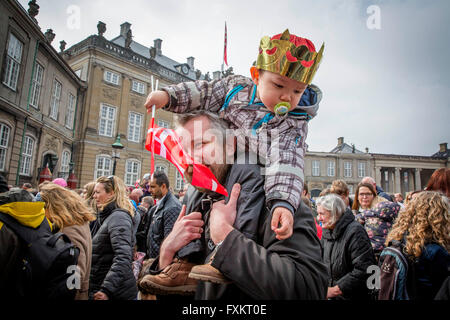 Le Palais d'Amalienborg, le Danemark. Apr 16, 2016. Royal lors de la 76e anniversaire de la Reine Margrethe sur le balcon de palais d'Amalienborg, Danemark, 16 avril 2016. Photo : Patrick van Katwijk/ POINT DE VUE - PAS DE FIL - SERVICE/dpa/Alamy Live News Banque D'Images