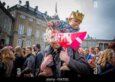 Le Palais d'Amalienborg, le Danemark. Apr 16, 2016. Royal lors de la 76e anniversaire de la Reine Margrethe sur le balcon de palais d'Amalienborg, Danemark, 16 avril 2016. Photo : Patrick van Katwijk/ POINT DE VUE - PAS DE FIL - SERVICE/dpa/Alamy Live News Banque D'Images