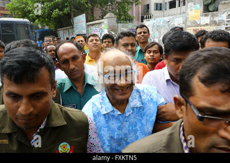 Dhaka, Bangladesh. 16 avril, 2016. Le personnel de sécurité du Bangladesh escort Shafik Rehman (C) lors d'une cour à la suite de son arrestation à Dhaka le 16 avril 2016. La police du Bangladesh le 16 avril arrêté un éditeur de magazine sur un complot pour tuer le fils du premier ministre, ont déclaré, le dernier d'une série de détentions journaliste qui a suscité la crainte d'une répression de la presse. Banque D'Images