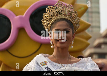 Aux Philippines. Apr 16, 2016. Un festival de sourires tout en menant le grand défilé du festival le long boulevard Roxas. Des groupes de différentes provinces ont dansé le long Boulevard Roxas à Manille, alors qu'ils célèbrent l'Aliwan festival annuel. Le festival présente les différentes fêtes célébrées dans différentes parties du pays. Crédit : J Gerard Seguia/ZUMA/Alamy Fil Live News Banque D'Images