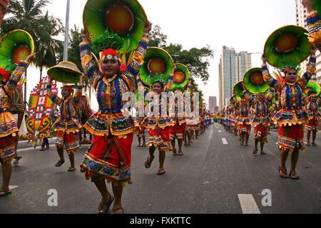 Aux Philippines. Apr 16, 2016. Un groupe de danseurs holding hand paniers tissés sur Roxas Boulevard. Des groupes de différentes provinces ont dansé le long Boulevard Roxas à Manille, alors qu'ils célèbrent l'Aliwan festival annuel. Le festival présente les différentes fêtes célébrées dans différentes parties du pays. Crédit : J Gerard Seguia/ZUMA/Alamy Fil Live News Banque D'Images