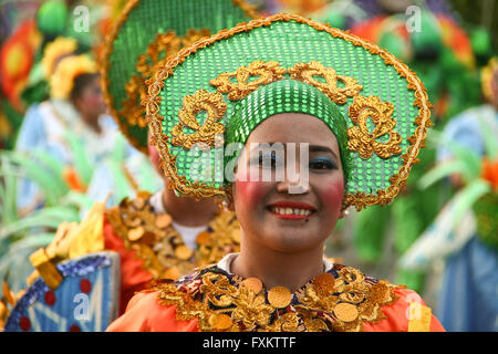 Aux Philippines. Apr 16, 2016. Une jeune femme portant une robe de la tête sourit en dansant le long boulevard Roxas. Des groupes de différentes provinces ont dansé le long Boulevard Roxas à Manille, alors qu'ils célèbrent l'Aliwan festival annuel. Le festival présente les différentes fêtes célébrées dans différentes parties du pays. Crédit : J Gerard Seguia/ZUMA/Alamy Fil Live News Banque D'Images