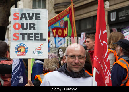 Londres, Royaume-Uni. 16 avril, 2016. Les travailleurs de l'acier inscrivez-vous l'Assemblée des peuples contre l'austérité manifestation contre les coupes pour la santé, l'habitat, de travail et de l'éducation le samedi 16 avril, à Londres, Royaume-Uni. Des dizaines de milliers de personnes se sont réunies pour protester dans une manifestation dans la capitale pour protester contre le parti conservateur. Près de 150 conseillers municipaux de partout au pays ont signé une lettre critiquant le gouvernement pour la réduction du financement et et se joindra à ceux qui défilaient à Londres. Crédit : Michael Kemp/Alamy Live News Banque D'Images