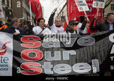 Londres, Royaume-Uni. 16 avril, 2016. Les travailleurs de l'acier inscrivez-vous l'Assemblée des peuples contre l'austérité manifestation contre les coupes pour la santé, l'habitat, de travail et de l'éducation le samedi 16 avril, à Londres, Royaume-Uni. Des dizaines de milliers de personnes se sont réunies pour protester dans une manifestation dans la capitale pour protester contre le parti conservateur. Près de 150 conseillers municipaux de partout au pays ont signé une lettre critiquant le gouvernement pour la réduction du financement et et se joindra à ceux qui défilaient à Londres. Crédit : Michael Kemp/Alamy Live News Banque D'Images