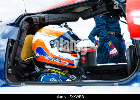 Silverstone, UK. Apr 16, 2016. European Le Mans Series, ronde 1. Alex Brundle est assis dans sa voiture. Credit : Action Plus Sport/Alamy Live News Banque D'Images