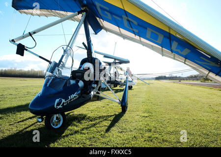 L'aérodrome de Shobdon, Herefordshire, UK - Samedi 16 Avril 2016 - Les couchers de soleil après une journée de vol concurrentiel tâche sur l'avion ultra prenant part à la British Association Ulm ( BMAA ) événement. Événements inclus la lecture de cartes, le temps de maintien et les débarquements sur place. Quatorze avions ont pris part à la concurrence. Banque D'Images