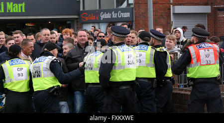 Portsmouth, Hampshire, Royaume-Uni. 16 avril, 2016. Fermeture de la police de la route comme des poches de fans ont sorti leurs frustrations que le jeu fut enlevé fin sur par Plymouth à Fratton Park cet après-midi. Deux buts en l'espace d'une minute a obtenu une précieuse victoire sur Plymouth play-off Portsmouth rivaux. Michael Smith a donné d'en-tête de plongée Pompée le plomb avant Gary Roberts tourné plus de dribbles par après. Danny Hollands et Christian Burgess avait de chances d'étendre leur avance, mais ils ont été punis sur 86 minutes. Credit : uknip/Alamy Live News Banque D'Images