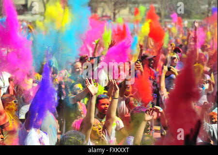 London, Ontario, Canada 16 avril 2016. Poudres de couleur sont jetés en l'air à la célébration annuelle d'Holi hindoue à London, Ontario. Holi est connu comme le festival des couleurs et voit les participants de jeter de la poudre de couleur dans l'air pour célébrer l'arrivée du printemps. Credit : Jonny White/Alamy Live News Banque D'Images