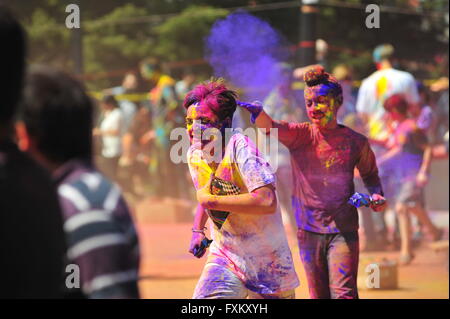 London, Ontario, Canada 16 avril 2016. Les enfants jouent à l'Hindu Holi célébration annuelle à London, en Ontario. Holi est connu comme le festival des couleurs et voit les participants de jeter de la poudre de couleur dans l'air pour célébrer l'arrivée du printemps. Credit : Jonny White/Alamy Live News Banque D'Images