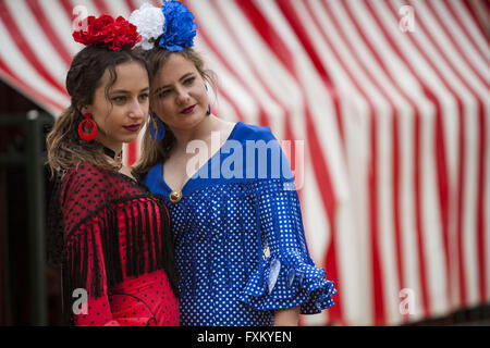 Séville, Espagne. Apr 16, 2016. Deux femmes vêtues de robe flamenco posent pour une photo à la ''Feria de Abril'' (avril 2016) du salon © Daniel Gonzalez Acuna/ZUMA/Alamy Fil Live News Banque D'Images