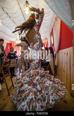 Séville, Espagne. Apr 16, 2016. Deux femmes vêtues de robe flamenco dance traditionnel ''sevillanas'' dans un stand lors de la foire ''Feria de Abril'' (avril 2016) du salon © Daniel Gonzalez Acuna/ZUMA/Alamy Fil Live News Banque D'Images