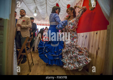 Séville, Espagne. Apr 16, 2016. Deux femmes vêtues de robe flamenco dance traditionnel ''sevillanas'' dans un stand lors de la foire ''Feria de Abril'' (avril 2016) du salon © Daniel Gonzalez Acuna/ZUMA/Alamy Fil Live News Banque D'Images