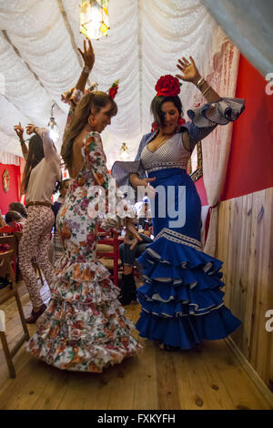 Séville, Espagne. Apr 16, 2016. Deux femmes vêtues de robe flamenco dance traditionnel ''sevillanas'' dans un stand lors de la foire ''Feria de Abril'' (avril 2016) du salon © Daniel Gonzalez Acuna/ZUMA/Alamy Fil Live News Banque D'Images