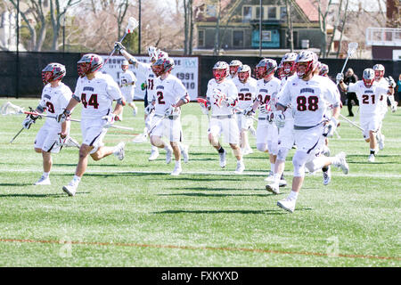 Domaine Stevenson-Pincince. Apr 16, 2016. RI, USA ; l'ours brun rush joueurs le domaine après avoir vaincu les Bulldogs de Yale au cours de la partie de crosse de la NCAA à Stevenson-Pincince Champ. Brown défait 14-12 Yale. M. Anthony Nesmith/Cal Sport Media/Alamy Live News Banque D'Images